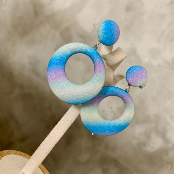 Brinco Colors Circulo Semi Vazado com Glitter Azul e Lilas
