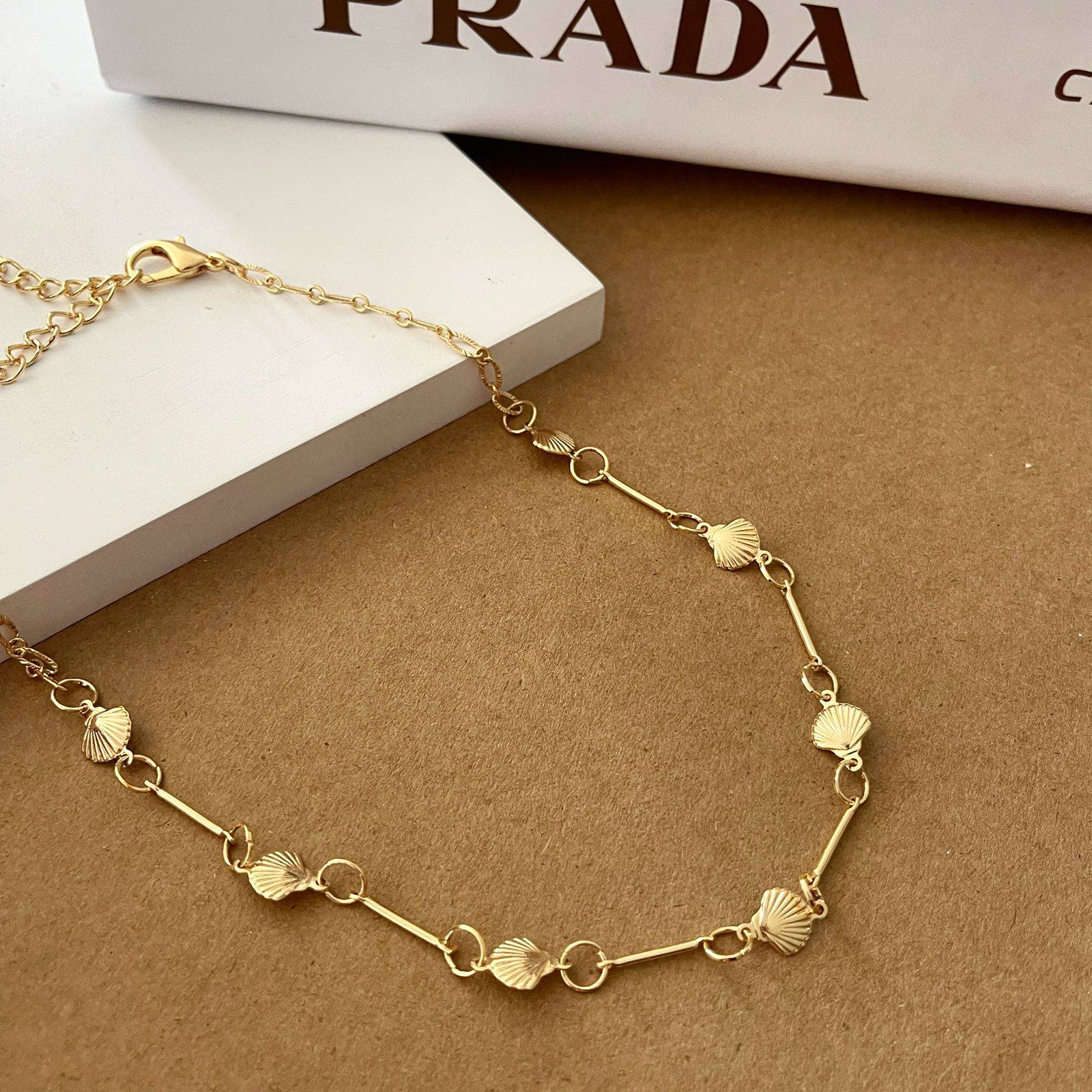 Colar choker conchas banhado a ouro semi joia em Promoção na