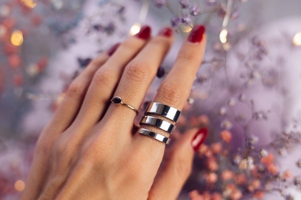 significado de usar um anel em cada dedo